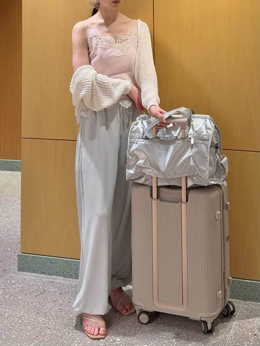 シルバー系のその他パンツ、ピンク系のキャミソール、ホワイト系のカーディガン/ボレロを着用したレディースの春コーディネートの4枚目の写真