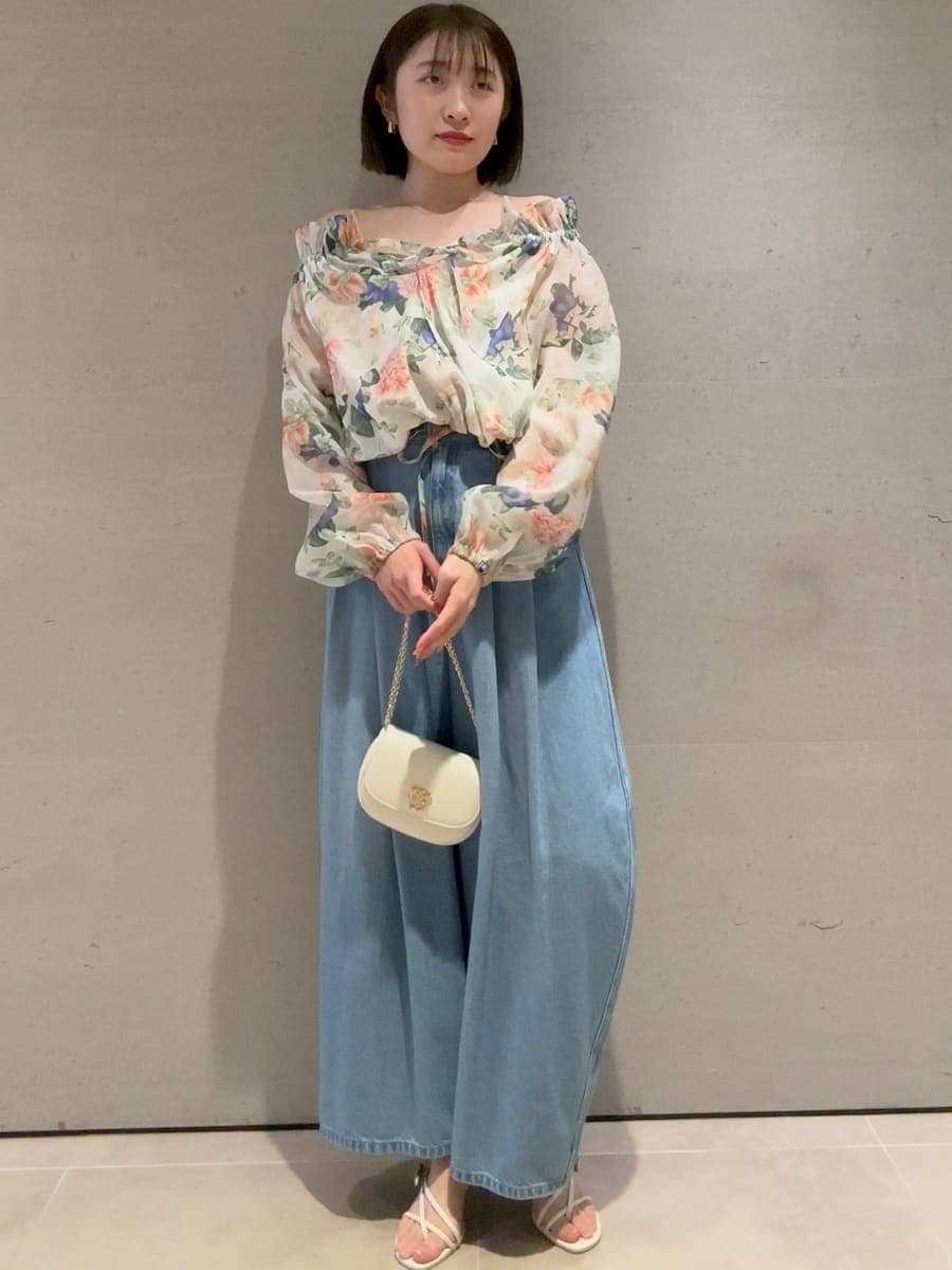 ブルー系のデニムパンツ、その他のシャツ/ブラウス、ホワイト系のショルダーバッグを着用したレディースの冬コーディネートの3枚目の写真
