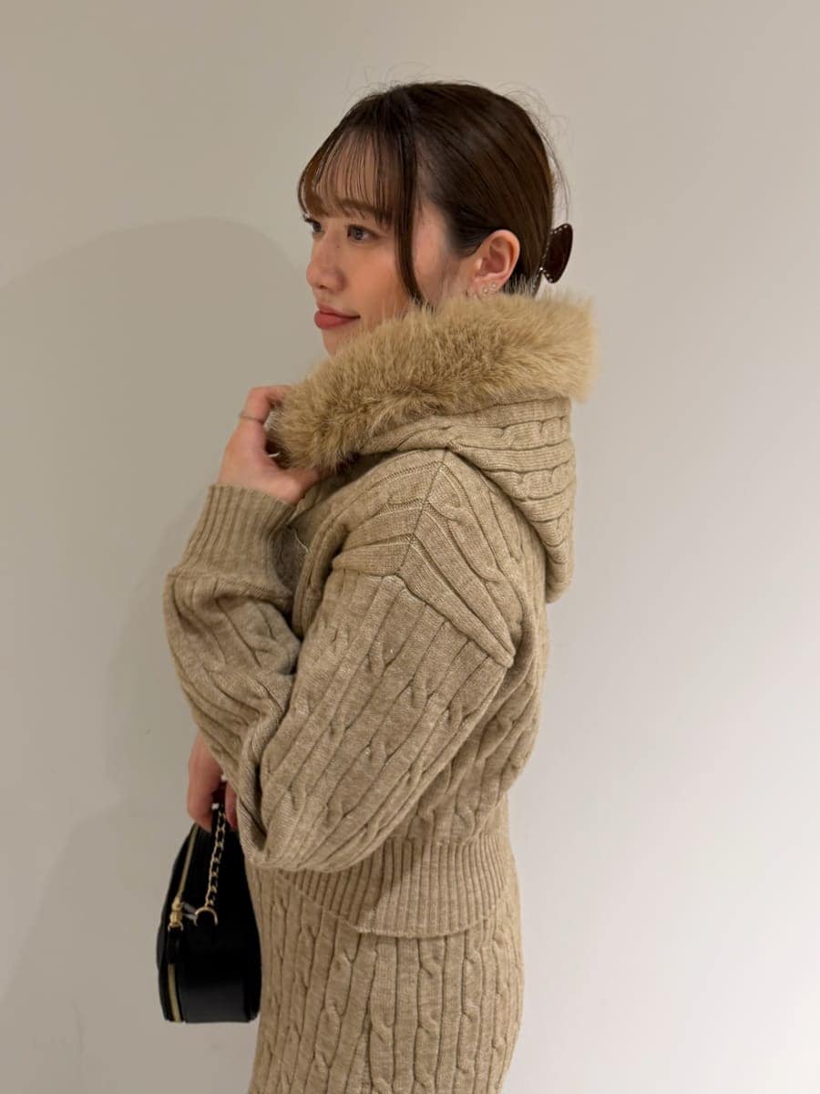 ブラウン系のその他パンツ、ブラウン系のパーカー、ブラック系のブーツを着用したレディースの秋コーディネートの5枚目の写真
