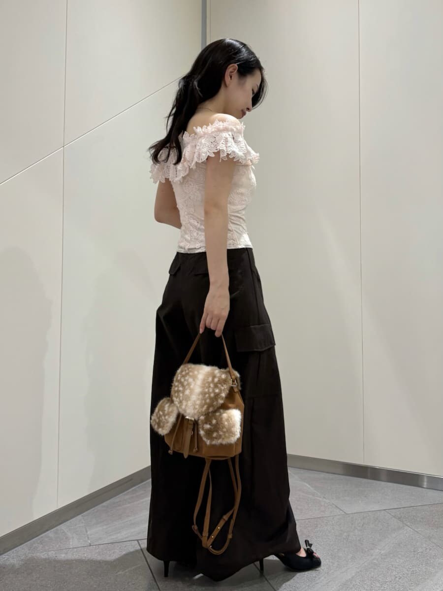 ブラウン系のその他パンツ、ピンク系のTシャツ/カットソー、その他のバックパック/リュックを着用したレディースの夏コーディネートの4枚目の写真