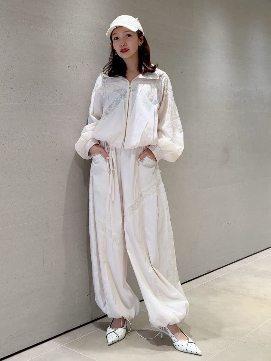 ホワイト系のブルゾン、ホワイト系のその他パンツ、その他のパンプスを着用したレディースの春コーディネートの4枚目の写真