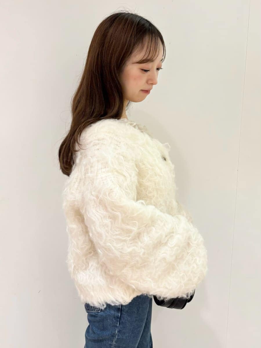 ホワイト系のカーディガン/ボレロ、ブルー系のデニムパンツ、ブラウン系のブーツを着用したレディースの秋コーディネートの4枚目の写真