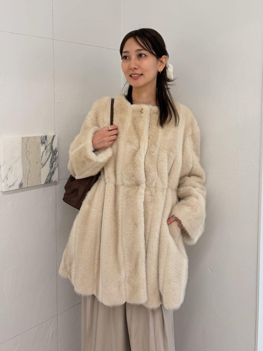 ベージュ系のその他パンツ、ブラウン系のキャミソール、ブラウン系のカーディガン/ボレロを着用したレディースの秋コーディネートの6枚目の写真