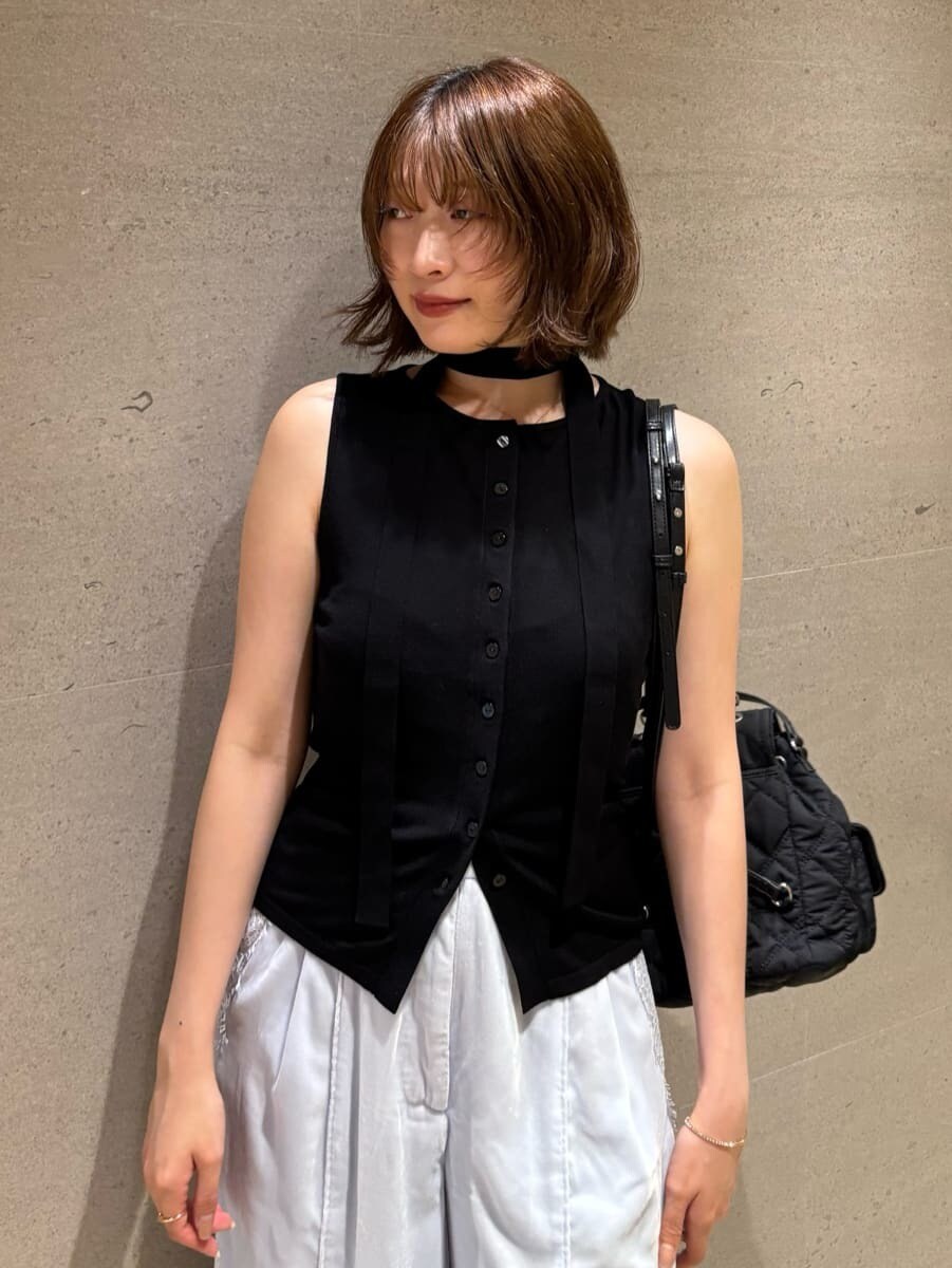 ブルー系のその他パンツ、ブラック系のサンダル、ブラック系のバックパック/リュックを着用したレディースの秋コーディネートの6枚目の写真