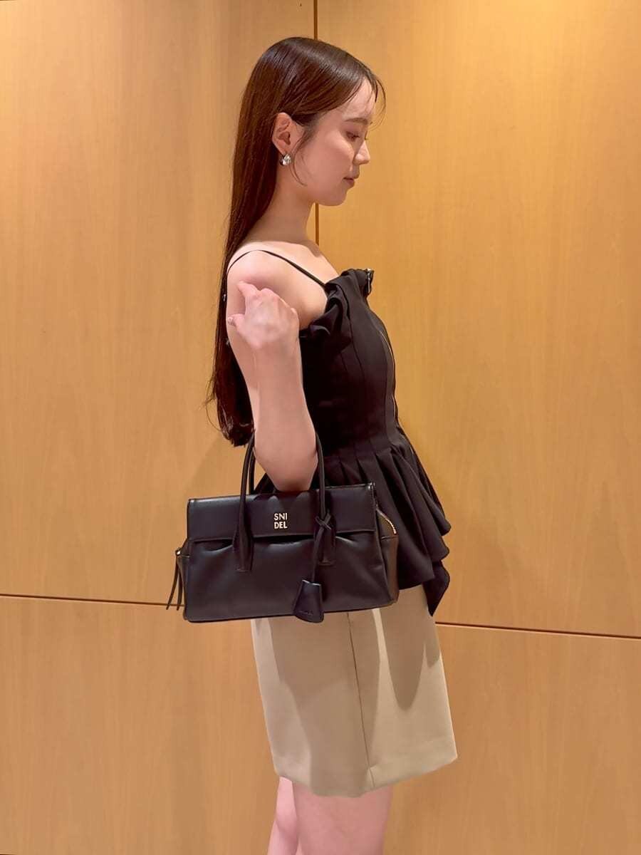 ベージュ系のその他パンツ、ブラック系のその他トップス、ブラック系のボストンバッグを着用したレディースの夏コーディネートの7枚目の写真