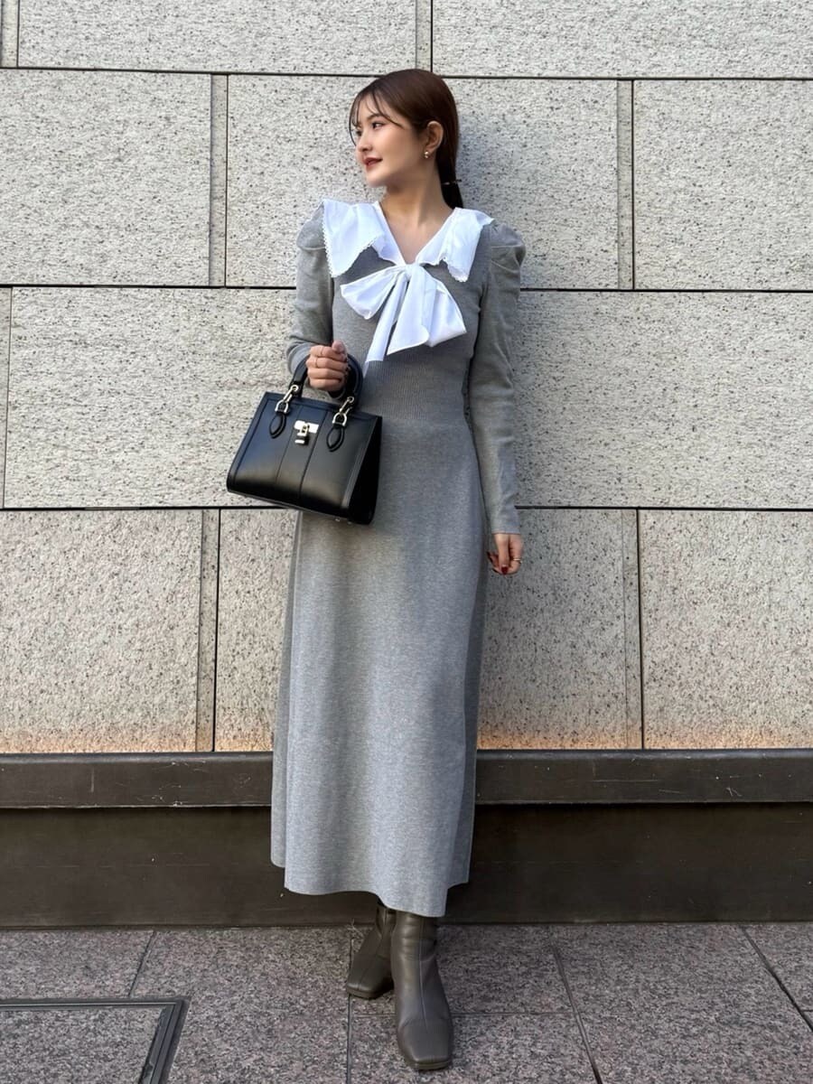 ブラック系のハンドバッグ、グレー系のワンピースを着用したレディースの冬コーディネートの3枚目の写真