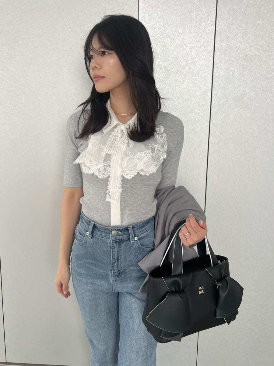 ブルー系のその他パンツ、グレー系のテーラードジャケット、グレー系のニット/セーターを着用したレディースの春コーディネートの4枚目の写真