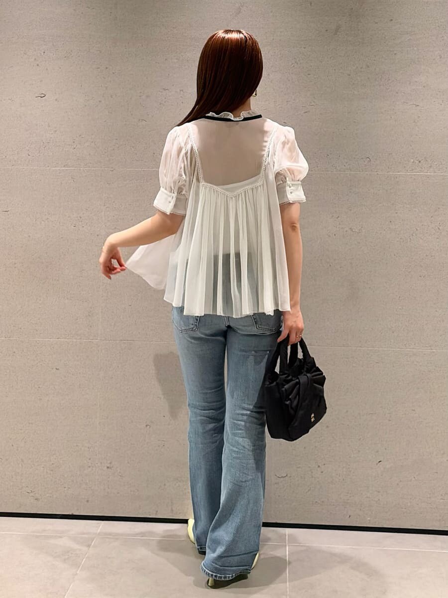 ブルー系のデニムパンツ、イエロー系のパンプス、その他のシャツ/ブラウスを着用したレディースの春コーディネートの3枚目の写真