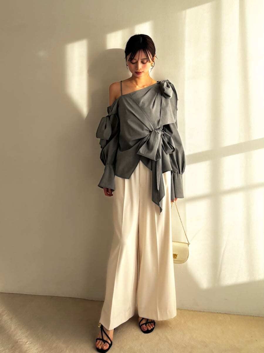 ホワイト系のその他パンツ、ホワイト系のショルダーバッグを着用したレディースの冬コーディネートの2枚目の写真