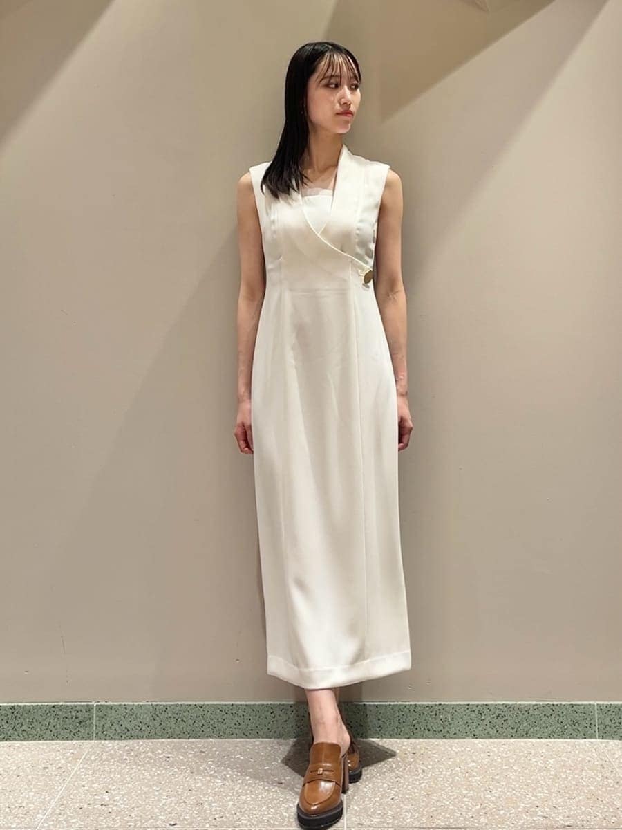 ホワイト系のワンピース、イエロー系のローファー、ベージュ系のショルダーバッグを着用したレディースの夏コーディネートの2枚目の写真