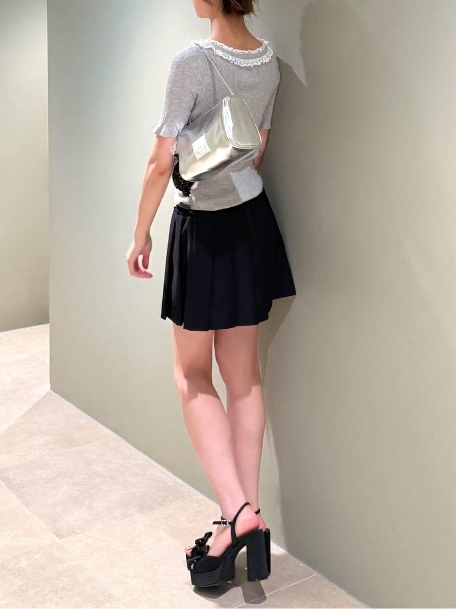 ブラック系のその他パンツ、ブラック系のサンダルを着用したレディースの夏コーディネートの2枚目の写真