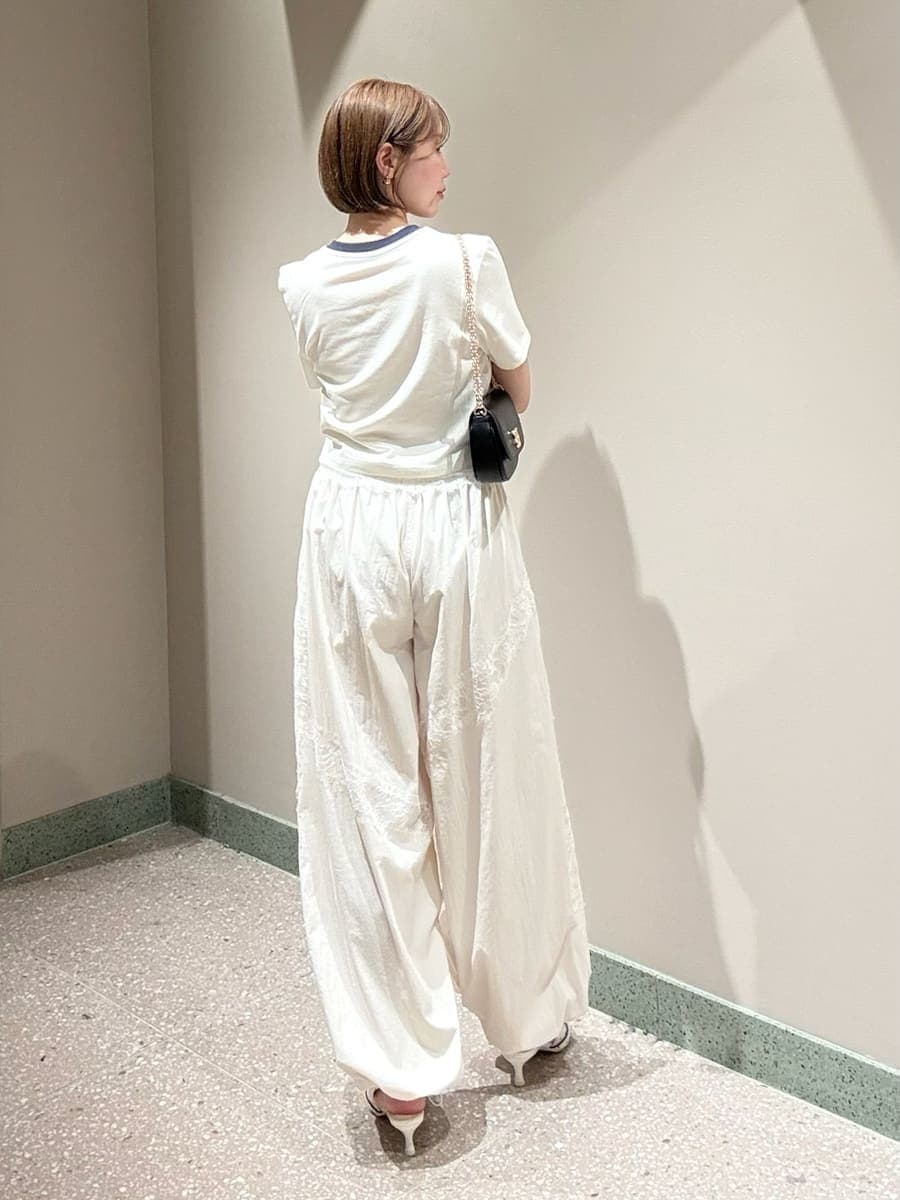 ホワイト系のその他パンツ、ホワイト系のTシャツ/カットソー、その他のパンプスを着用したレディースの春コーディネートの7枚目の写真