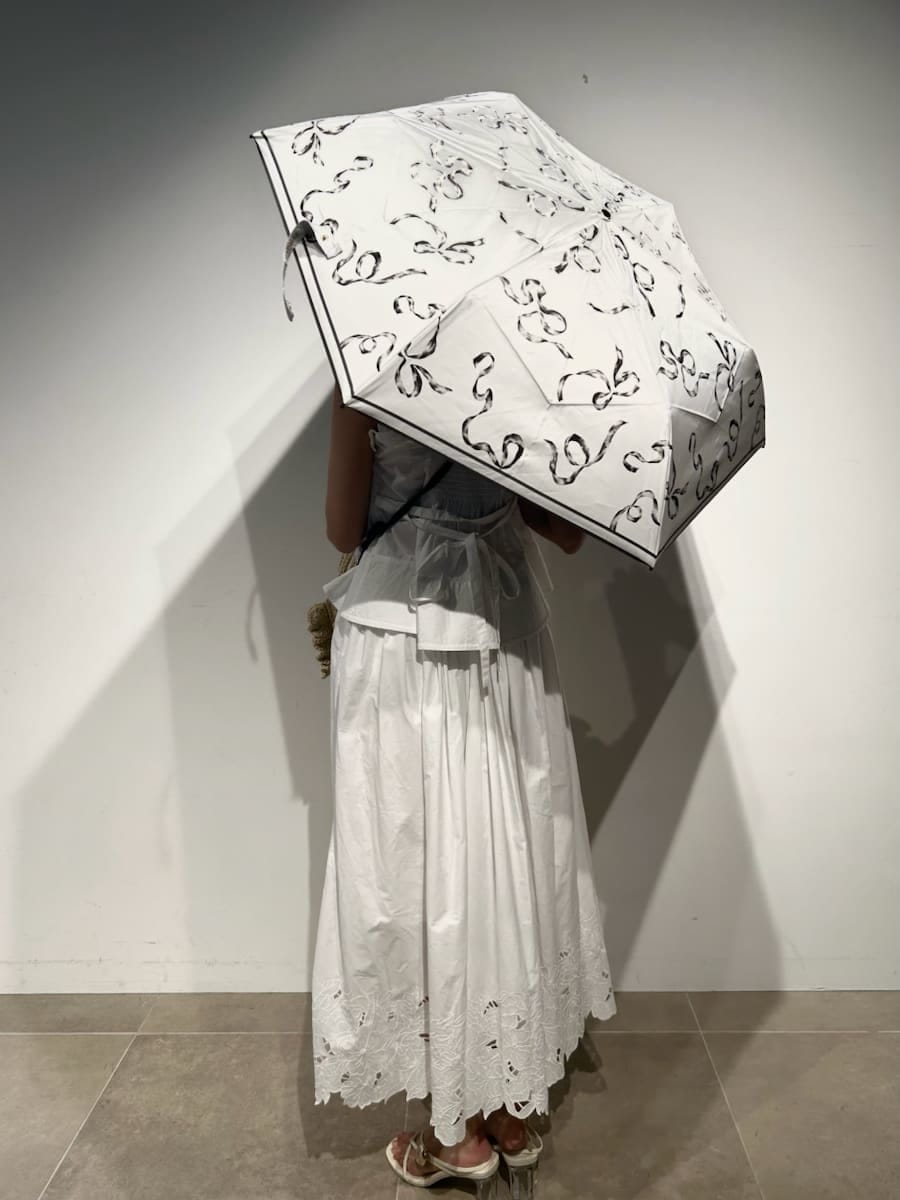 ホワイト系のスカート、ホワイト系のシャツ/ブラウス、ベージュ系のショルダーバッグを着用したレディースの冬コーディネートの8枚目の写真