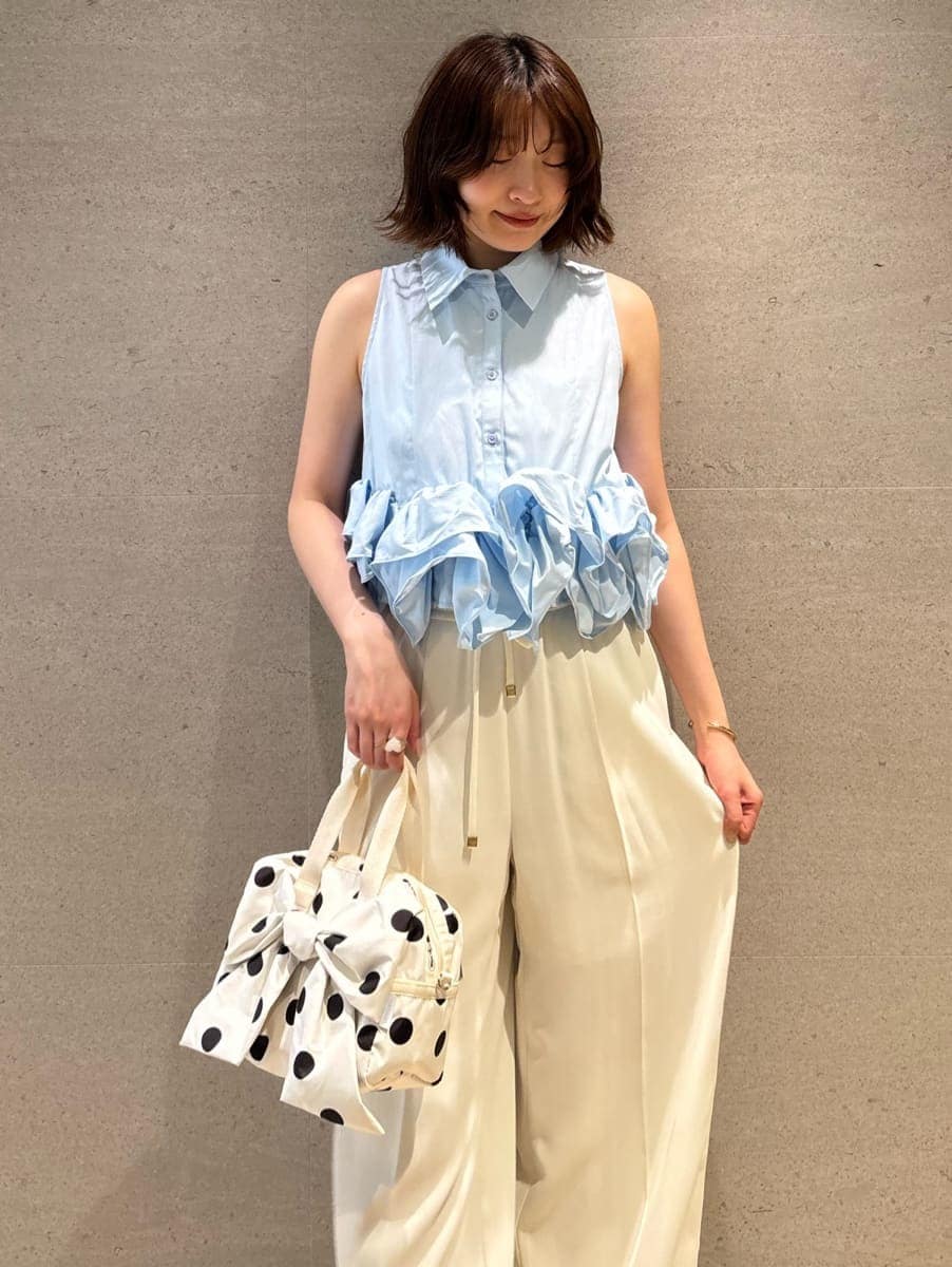 ホワイト系のその他パンツ、ブルー系のシャツ/ブラウス、ホワイト系のショルダーバッグを着用したレディースの夏コーディネートの5枚目の写真
