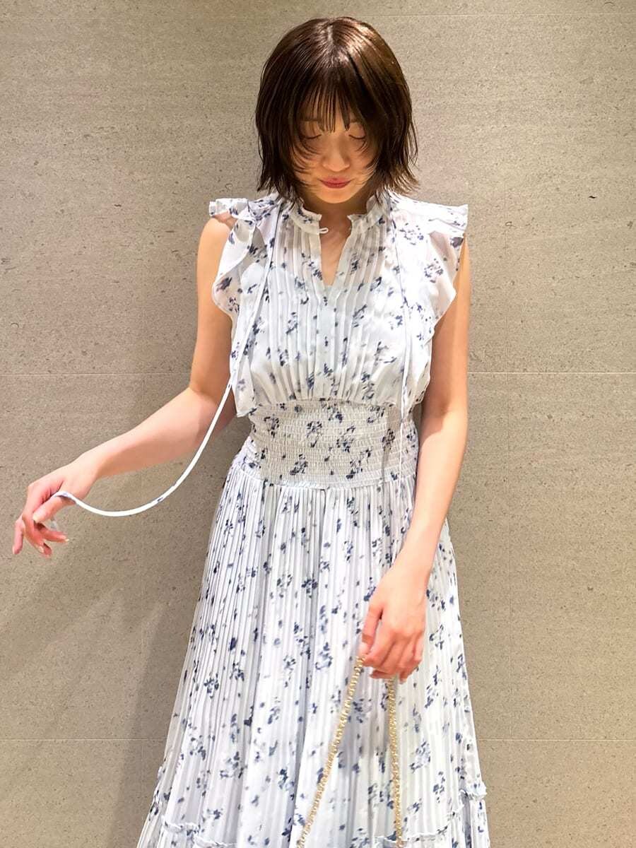 ブルー系のワンピース、ブラック系のサンダルを着用したレディースの夏コーディネートの7枚目の写真