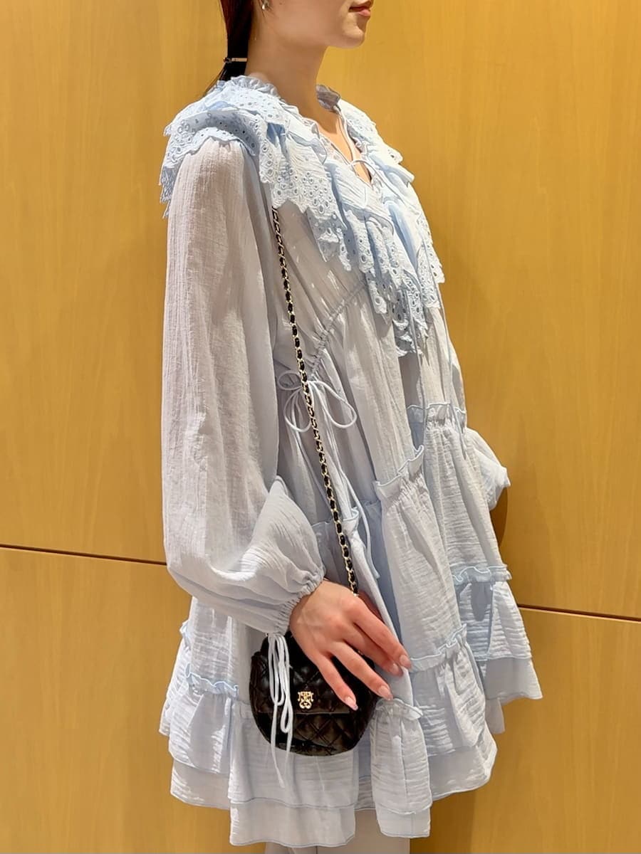 グレー系のその他パンツ、ブラック系のショルダーバッグ、ブルー系のその他トップスを着用したレディースの冬コーディネートの6枚目の写真