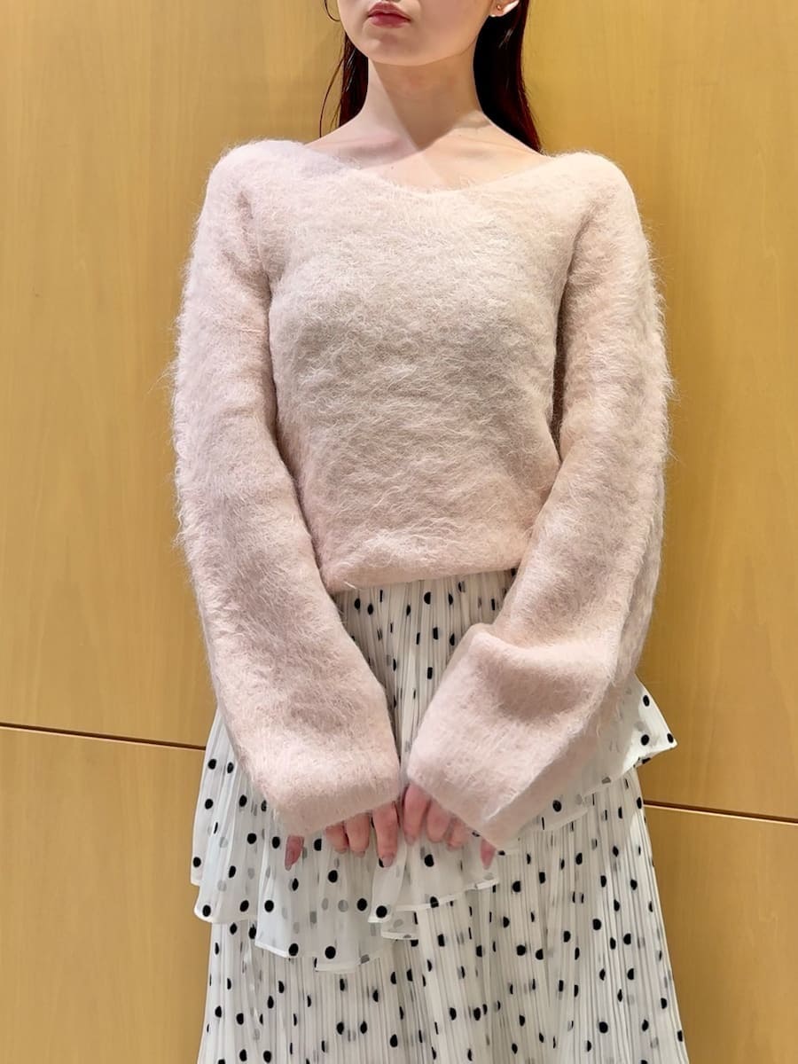 ピンク系のニット/セーター、その他のスカート、ピンク系のハンドバッグを着用したレディースの秋コーディネートの5枚目の写真