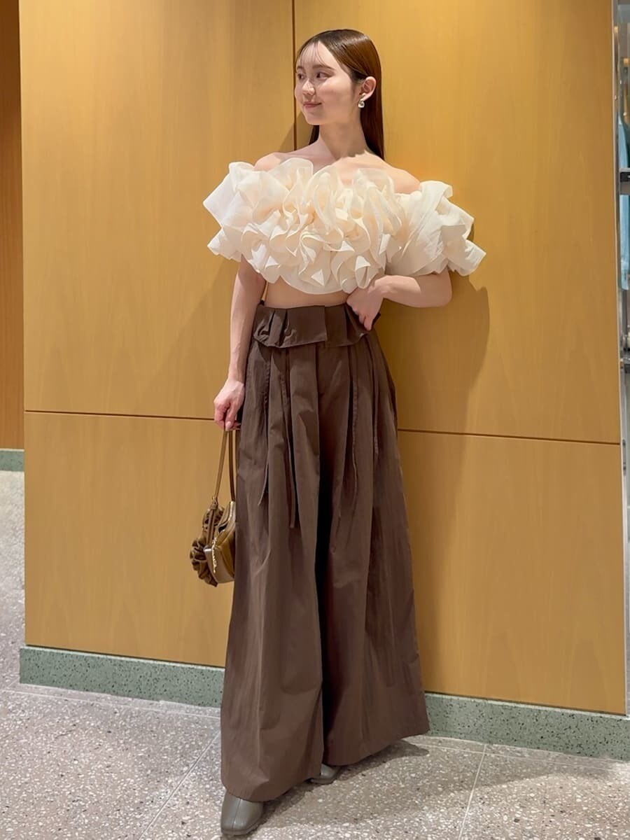 ブラウン系のその他パンツ、ホワイト系のシャツ/ブラウス、ブラウン系のハンドバッグを着用したレディースの冬コーディネートの2枚目の写真