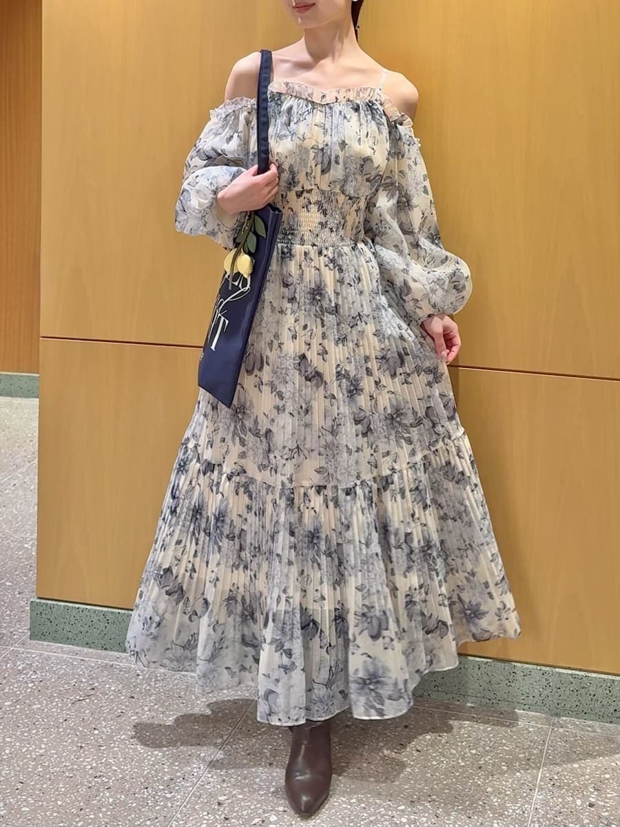 ブルー系のブルゾン、イエロー系のワンピース、ブルー系のトートバッグを着用したレディースの冬コーディネートの3枚目の写真