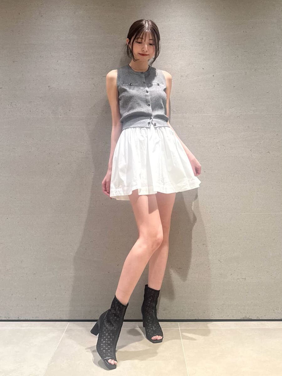 その他のニット/セーター、ホワイト系のその他パンツを着用したレディースの夏コーディネートの4枚目の写真