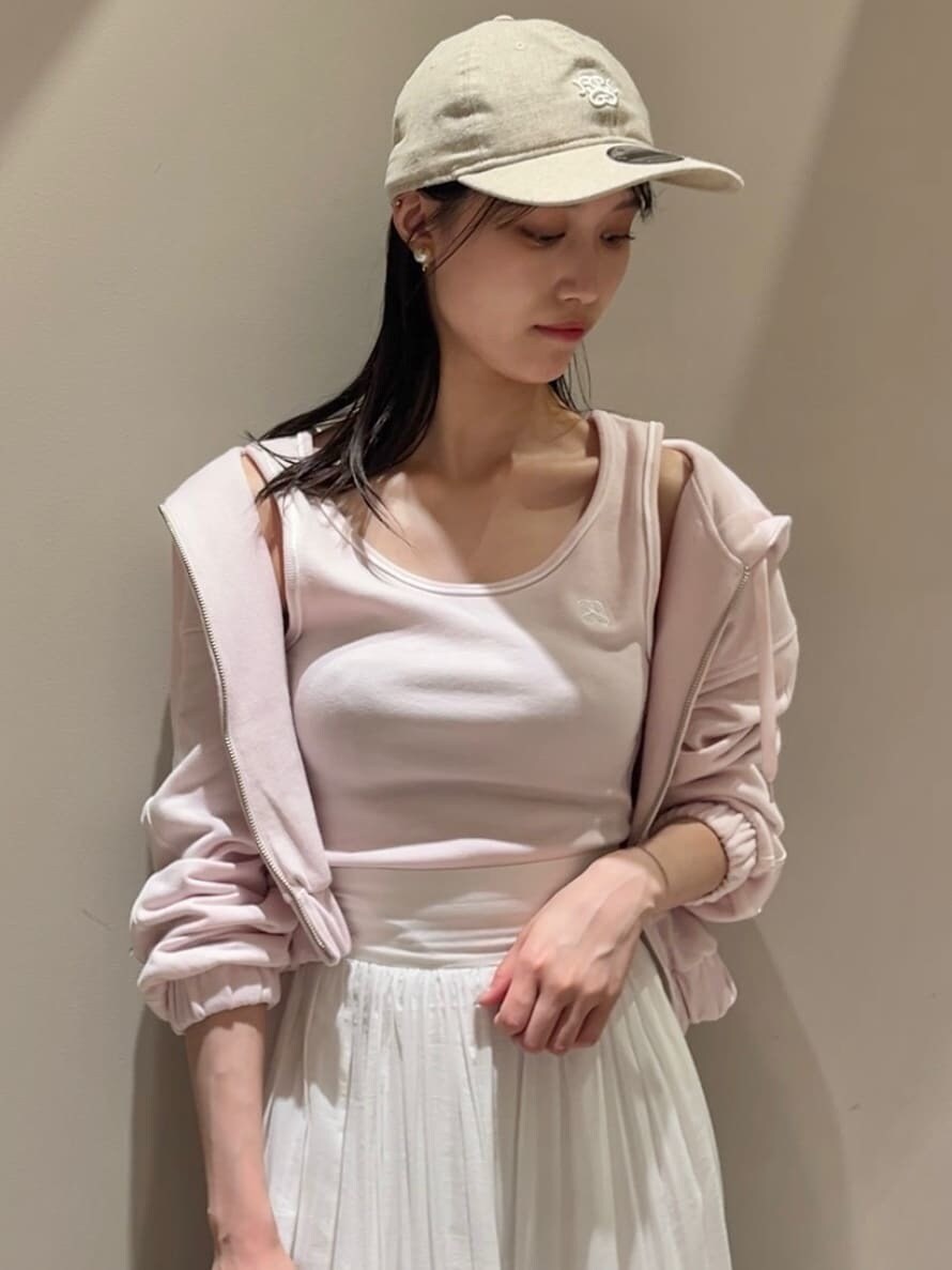 ピンク系のパーカー、ピンク系のタンクトップ、ホワイト系のスカートを着用したレディースの夏コーディネートの3枚目の写真