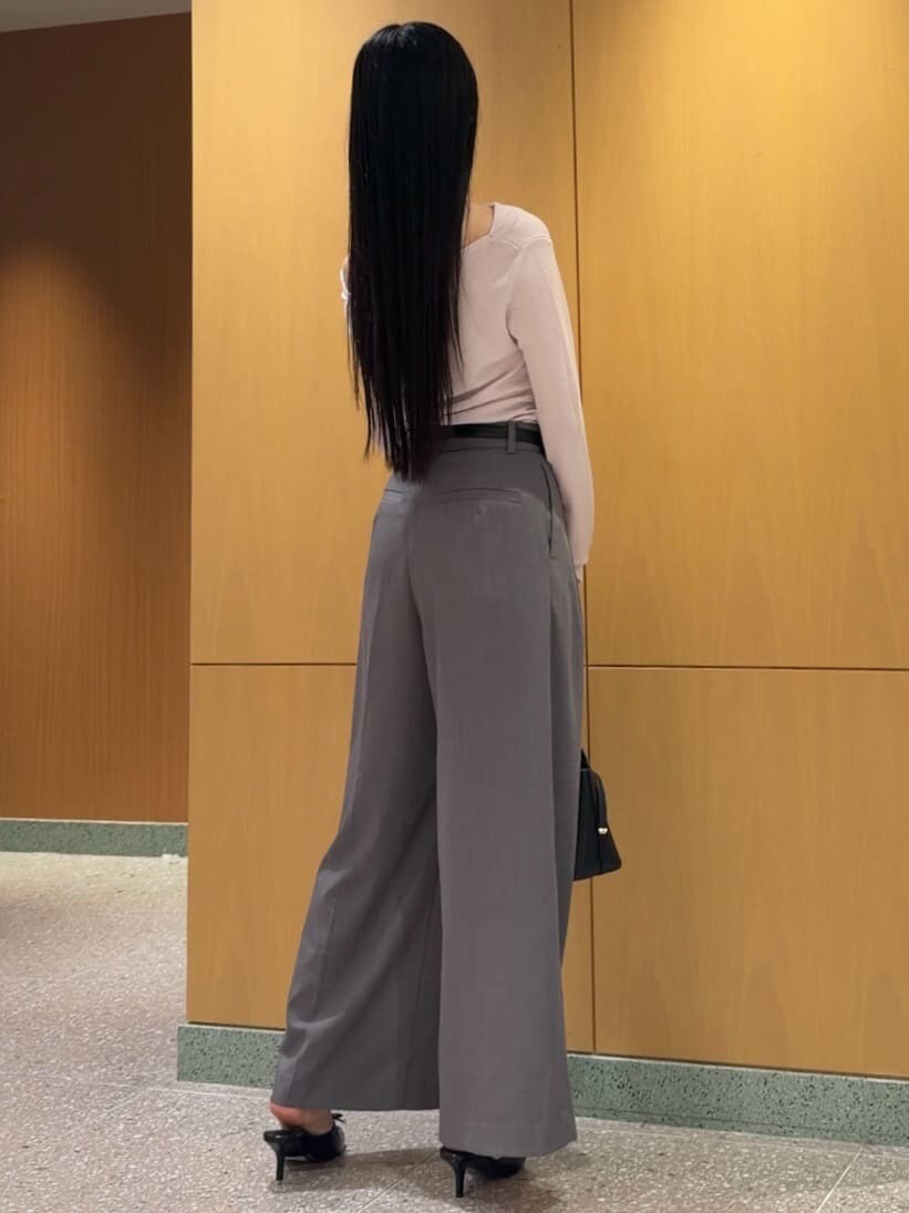グレー系のその他パンツ、ピンク系のニット/セーター、ブラック系のサンダルを着用したレディースの秋コーディネートの4枚目の写真