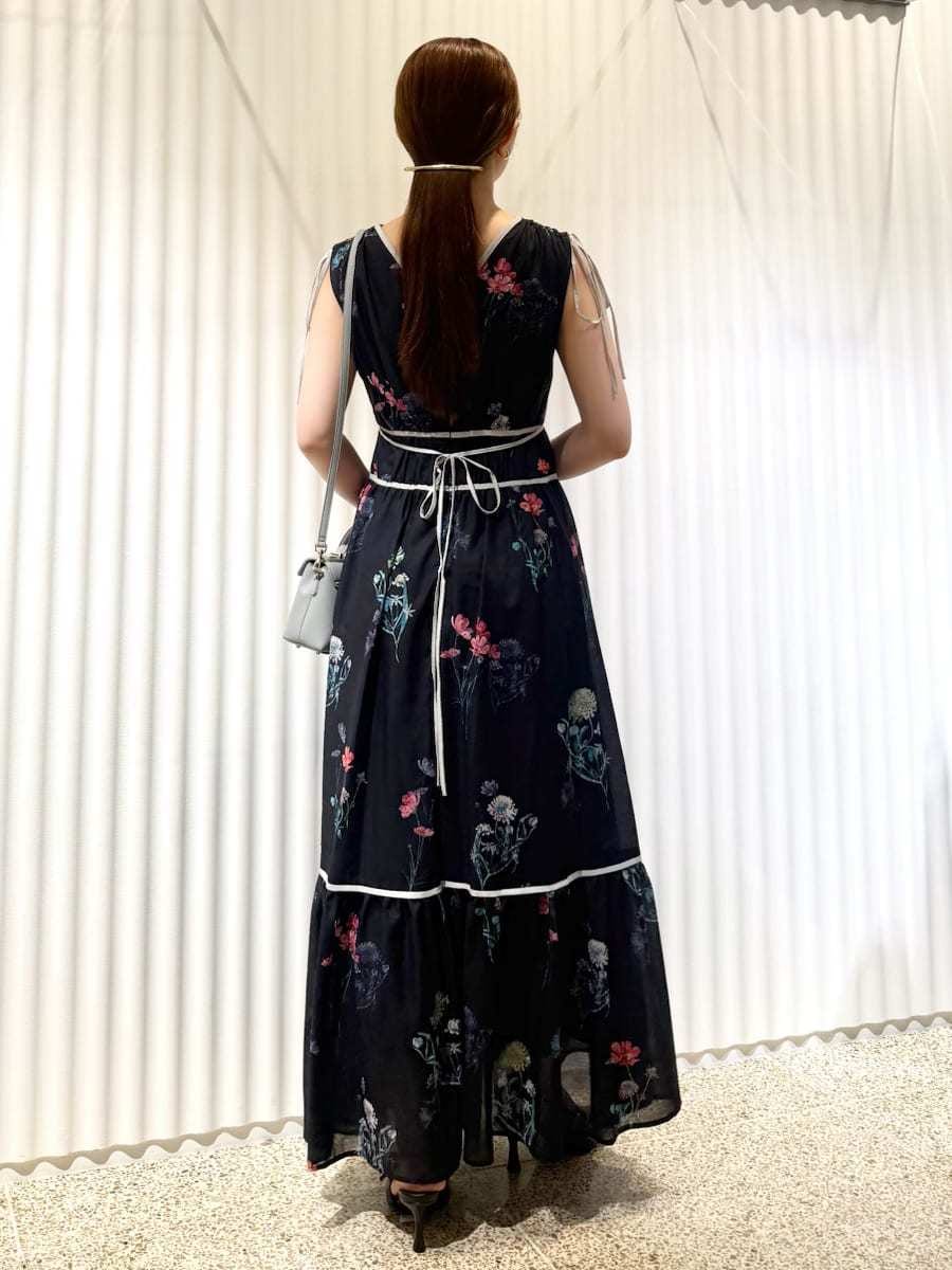 ブルー系のワンピース、ブルー系のショルダーバッグを着用したレディースの夏コーディネートの5枚目の写真