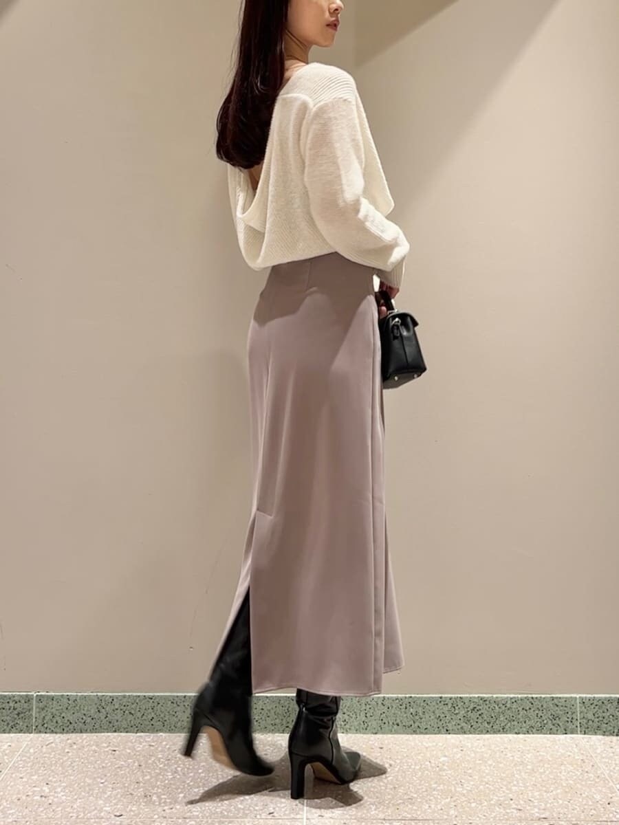 ホワイト系のワンピース、ブラック系のショルダーバッグ、ブラック系のブーツを着用したレディースの秋コーディネートの3枚目の写真