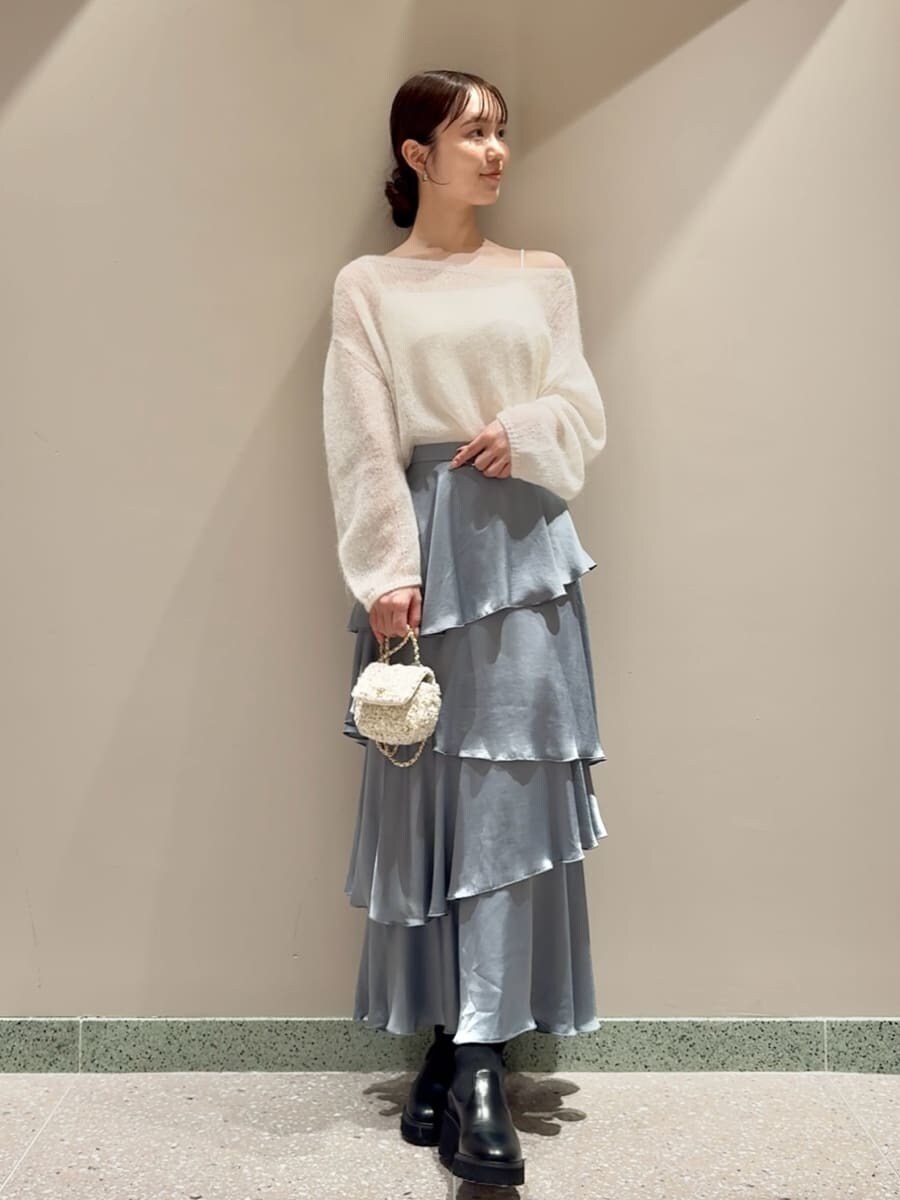 ホワイト系のブルゾン、ホワイト系のニット/セーター、ブルー系のスカートを着用したレディースの秋コーディネートの4枚目の写真