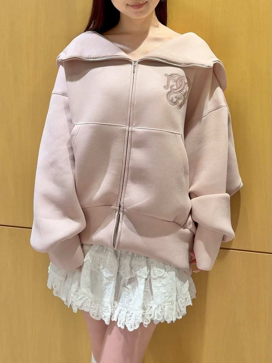 ホワイト系のその他パンツ、ブラウン系のハンドバッグ、ブラウン系のローファーを着用したレディースの春コーディネートの6枚目の写真