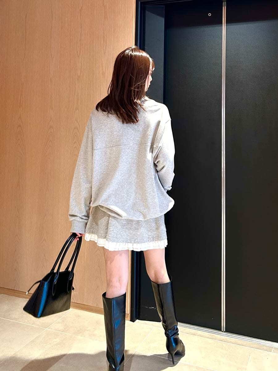 グレー系のワンピース、グレー系のTシャツ/カットソー、ブラック系のブーツを着用したレディースの秋コーディネートの5枚目の写真