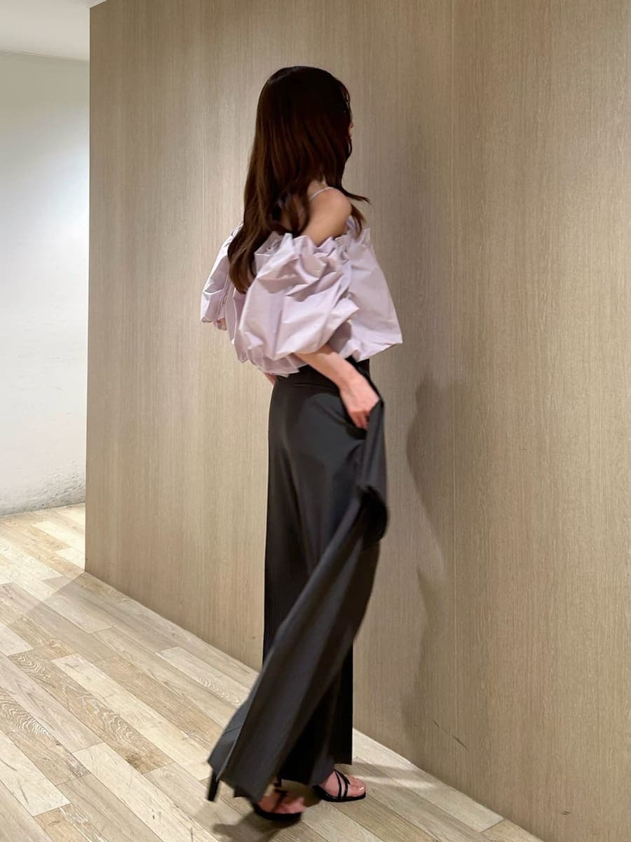 グレー系のその他パンツ、パープル系のシャツ/ブラウスを着用したレディースの春コーディネートの3枚目の写真