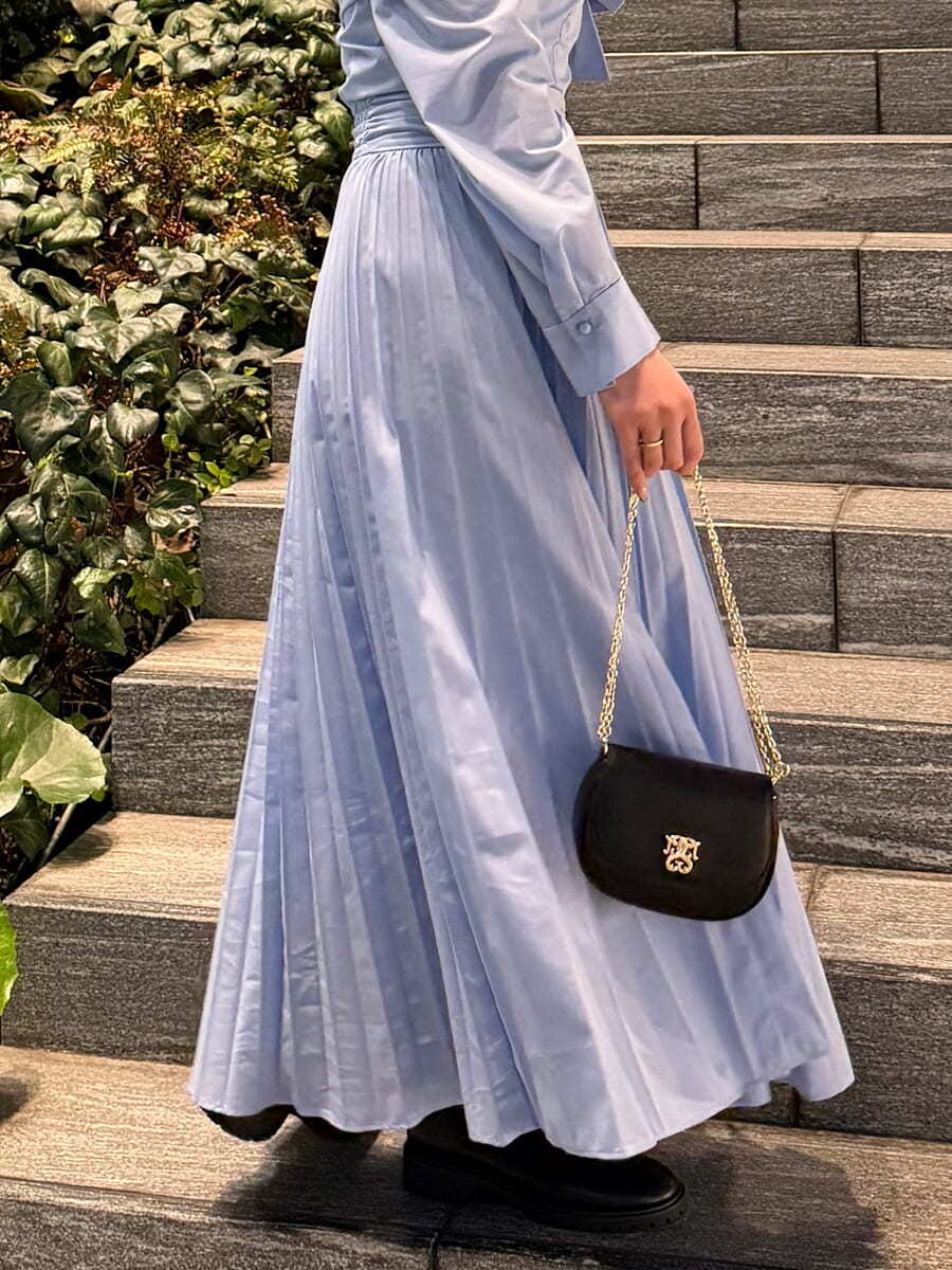 ブルー系のワンピース、ブラック系のショルダーバッグを着用したレディースの春コーディネートの9枚目の写真