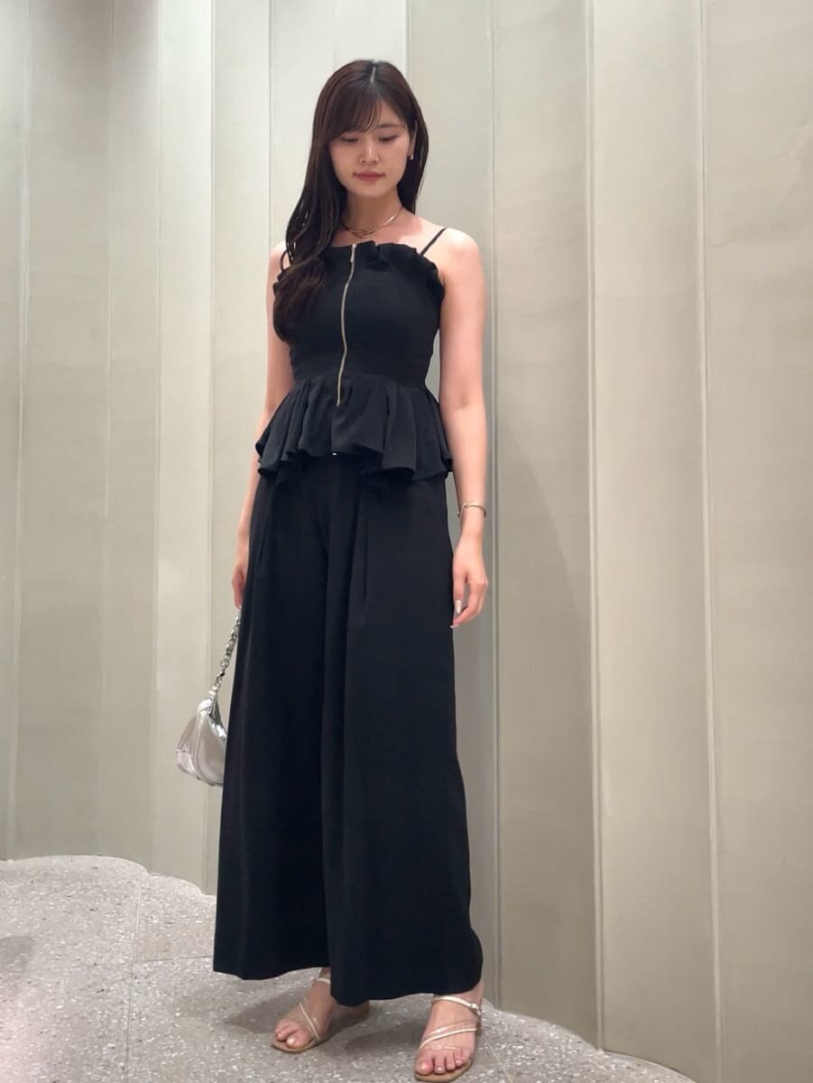 ブラック系のその他パンツ、ブラック系のその他トップス、シルバー系のショルダーバッグを着用したレディースの夏コーディネートの4枚目の写真