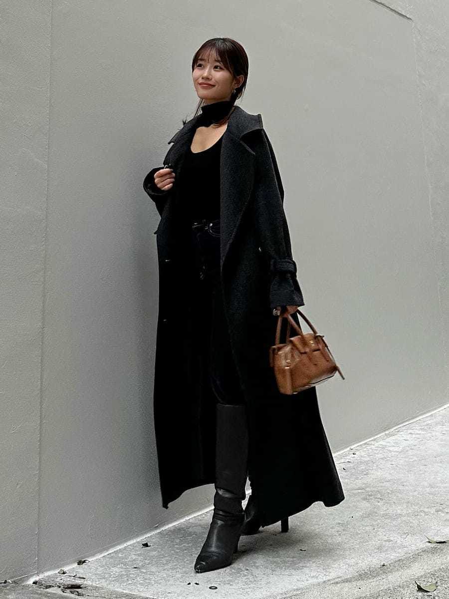 グレー系のブーツ、ブルー系のその他パンツ、グレー系のチェスターコートを着用したレディースの秋コーディネートの6枚目の写真