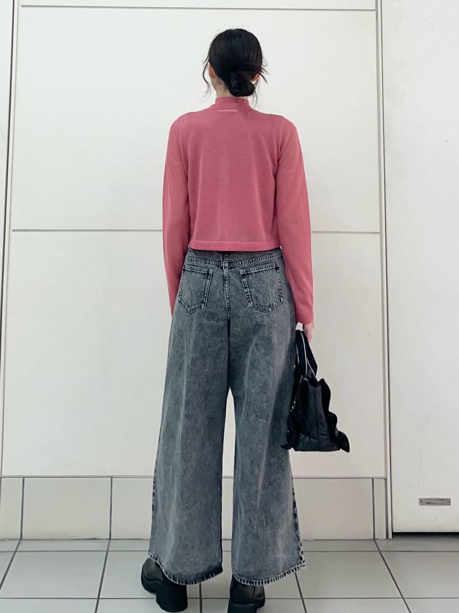 ピンク系のカーディガン/ボレロ、ピンク系のニット/セーター、グレー系のデニムパンツを着用したレディースの夏コーディネートの4枚目の写真