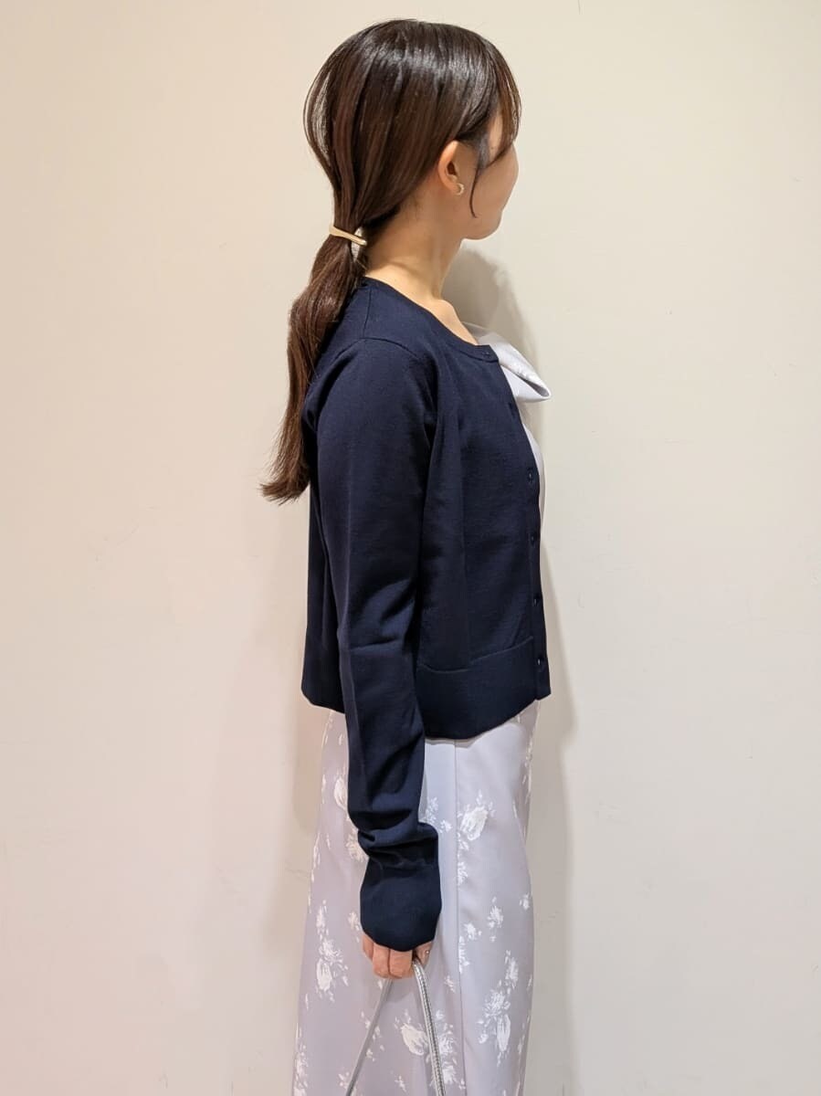 その他のワンピース、ブルー系のカーディガン/ボレロ、ブラック系のパンプスを着用したレディースの春コーディネートの4枚目の写真