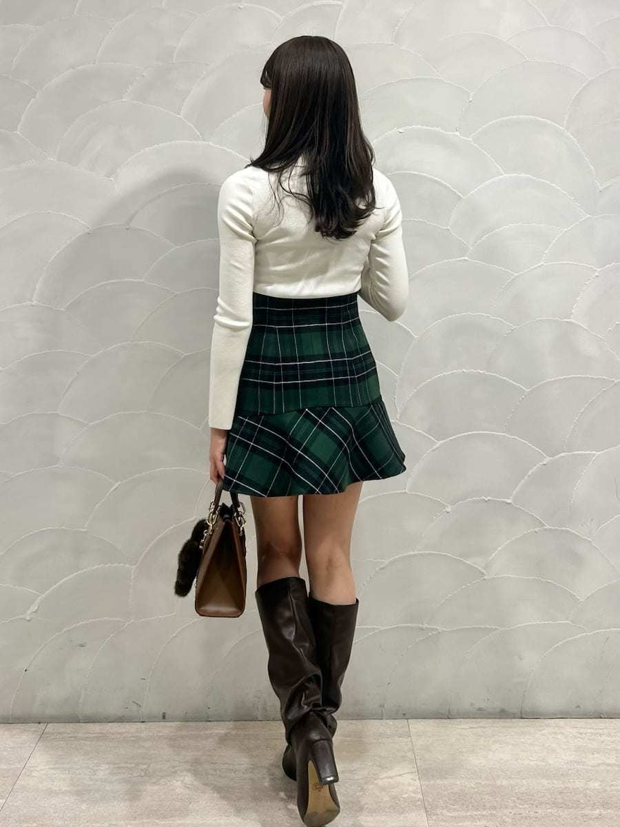 その他のその他パンツ、ホワイト系のニット/セーター、ホワイト系のハンドバッグを着用したレディースの秋コーディネートの6枚目の写真