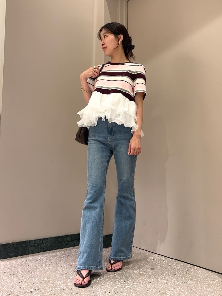 ピンク系のTシャツ/カットソー、ブラウン系のサンダルを着用したレディースの夏コーディネートの3枚目の写真