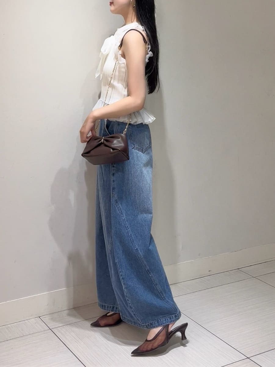 ブルー系のデニムパンツ、ホワイト系のニット/セーターを着用したレディースの夏コーディネートの2枚目の写真