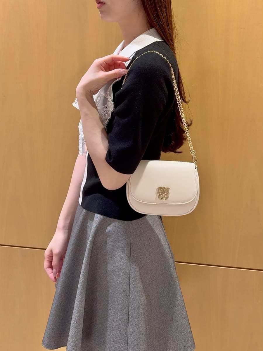 グレー系のその他パンツ、ブラック系のニット/セーター、ホワイト系のショルダーバッグを着用したレディースの冬コーディネートの6枚目の写真