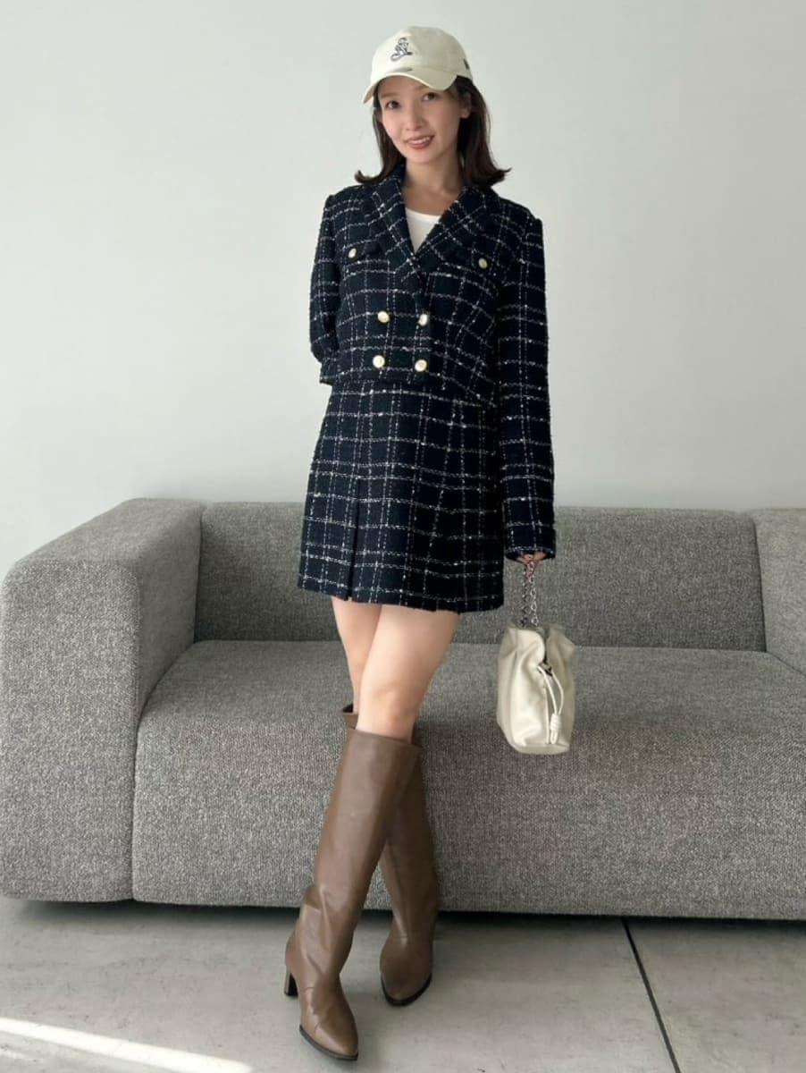 ホワイト系のTシャツ/カットソー、ブルー系のテーラードジャケット、ブルー系のスカートを着用したレディースの冬コーディネートの9枚目の写真