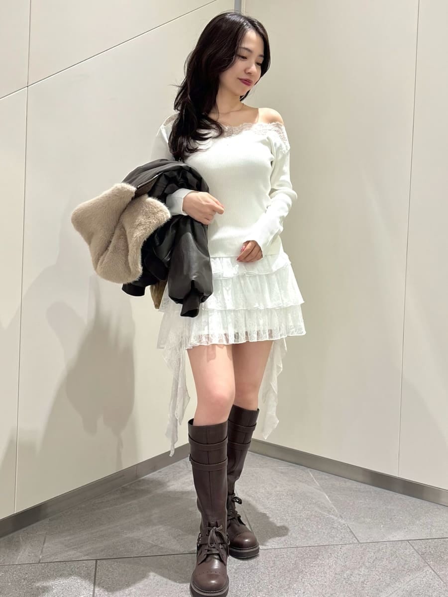 ブラウン系のブルゾン、ホワイト系のその他パンツ、ホワイト系のニット/セーターを着用したレディースの秋コーディネートの7枚目の写真