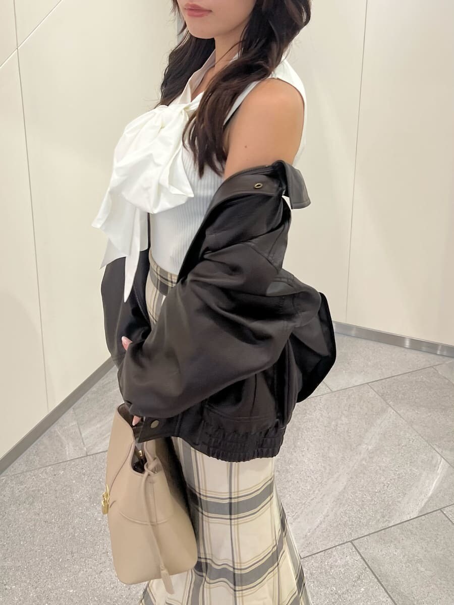 ブラウン系のブルゾン、その他のスカート、ホワイト系のTシャツ/カットソーを着用したレディースの夏コーディネートの4枚目の写真