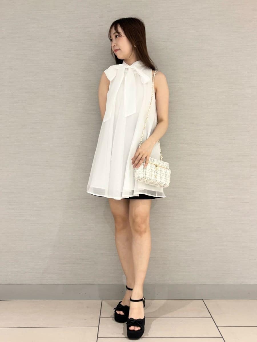 ホワイト系のシャツ/ブラウス、ブラック系のその他パンツ、ブラック系のサンダルを着用したレディースの春コーディネートの5枚目の写真