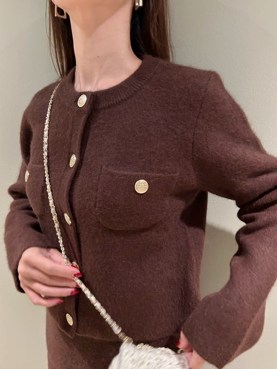 ブラウン系のノーカラージャケット、ブラウン系のスカート、ホワイト系のショルダーバッグを着用したレディースの秋コーディネートの4枚目の写真