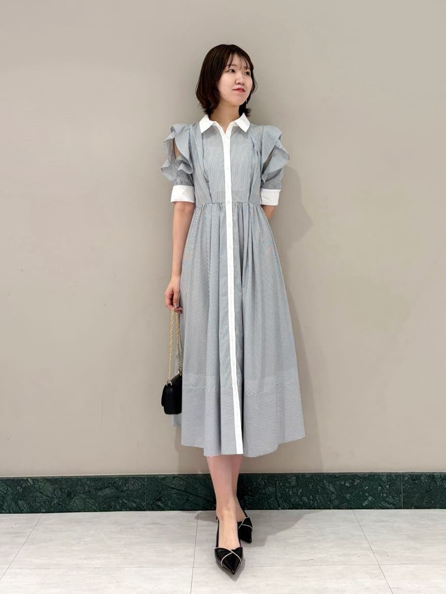 その他のワンピース、ブラック系のパンプス、ブラック系のショルダーバッグを着用したレディースの春コーディネートの5枚目の写真