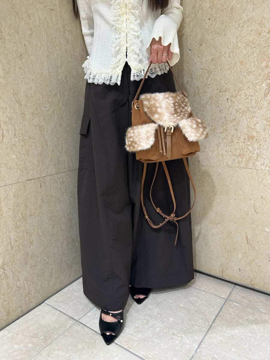 ブラウン系のその他パンツ、ホワイト系のニット/セーター、ブラック系のサンダルを着用したレディースの夏コーディネートの4枚目の写真