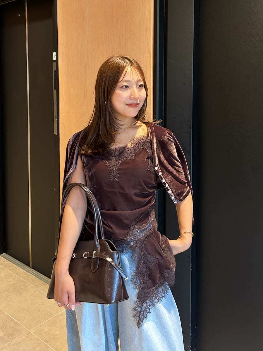 ブルー系のデニムパンツ、ブラウン系のキャミソール、ブラウン系のカーディガン/ボレロを着用したレディースの秋コーディネートの4枚目の写真
