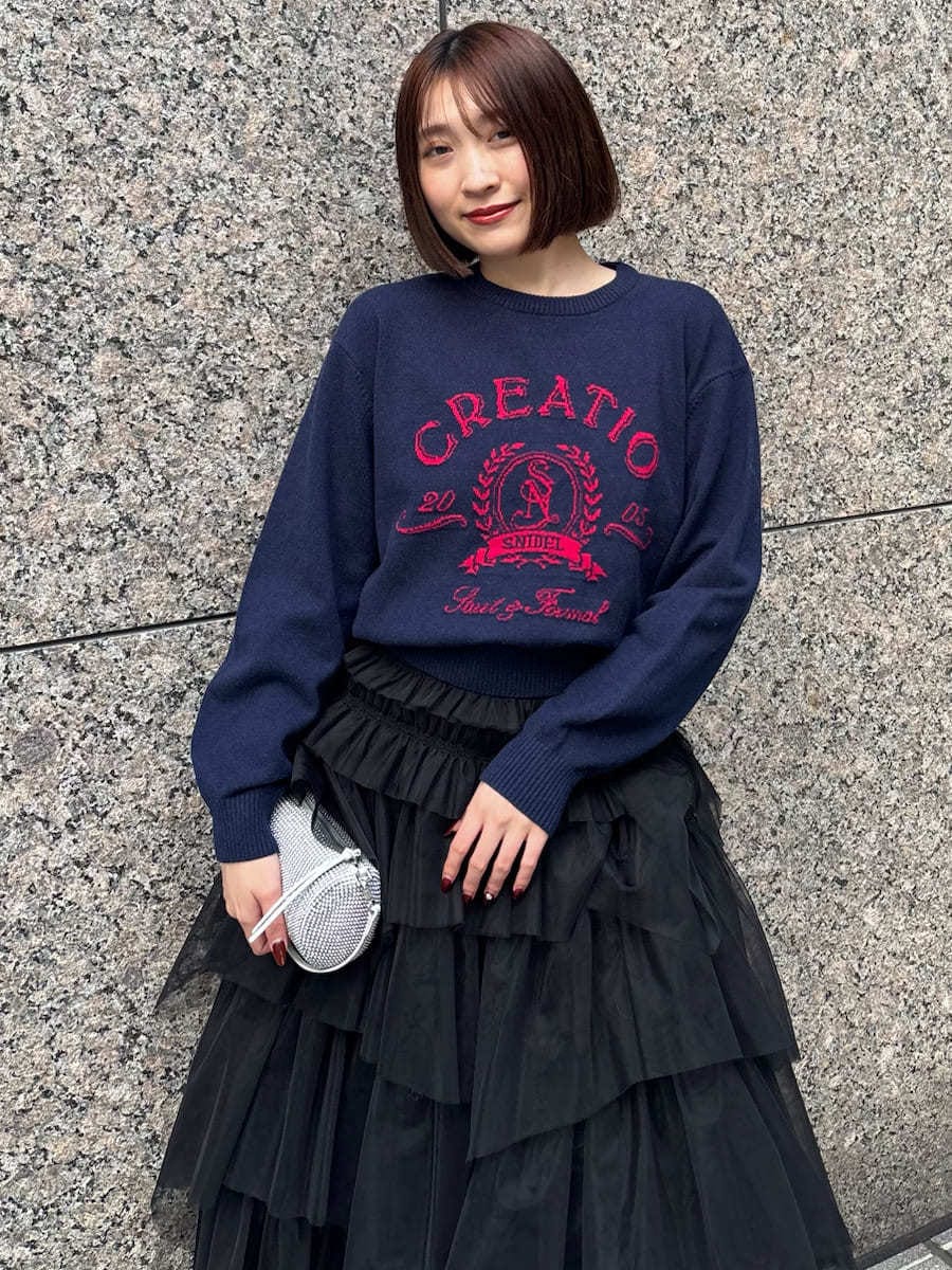 ブラック系のブーツ、ブルー系のニット/セーターを着用したレディースの冬コーディネートの10枚目の写真